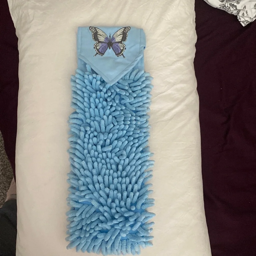 Chenille Bathroom Hand Towel. BNWT. Great to use for guests while visiting
